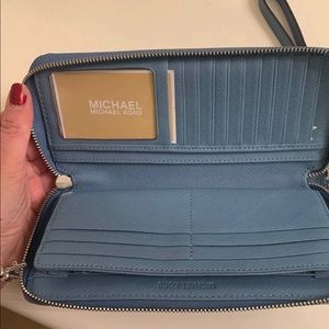 Michael Kors Bags - Barely used Michael Kors wristlet Michael Kors Bags - Barely used Michael Kors wristlet